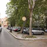 Da qui ci spostiamo su via Dodaro, altra strada particolare dove una serie di palazzi si affacciano su una piazzola alberata nascosta, purtroppo occupata da una serie di auto